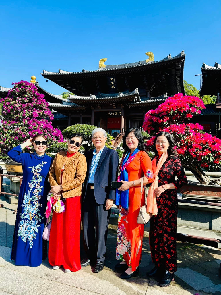 Khách du lịch Việt Nam vãn cảnh chùa Chí Liên.