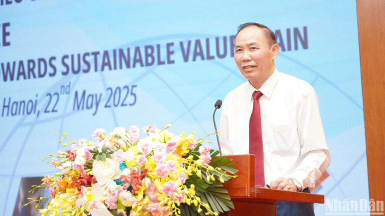 Thứ trưởng Nông nghiệp và Môi trường Phùng Đức Tiến, yêu cầu ngành chăn nuôi gia cầm tập trung phát triển theo hướng hiện đại, ứng dụng công nghệ cao tại các trang trại và doanh nghiệp lớn, nâng cao năng suất, chất lượng và khả năng cạnh tranh.