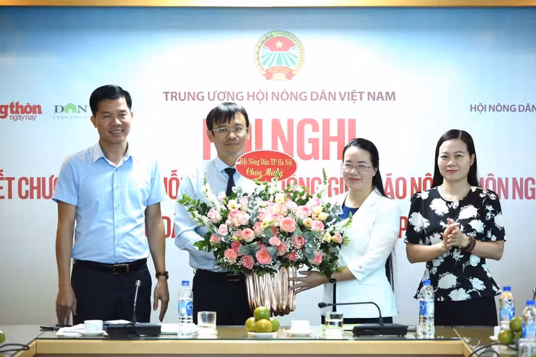Tại hội nghị, Chủ tịch Hội Nông dân thành phố Hà Nội tặng hoa chúc mừng Tổng Biên tập Báo Nông thôn Ngày nay Nguyễn Văn Hoài nhận nhiệm vụ mới. Tại hội nghị, Chủ tịch Hội Nông dân thành phố Hà Nội tặng hoa chúc mừng Tổng Biên tập Báo Nông thôn Ngày nay Nguyễn Văn Hoài nhận nhiệm vụ mới.