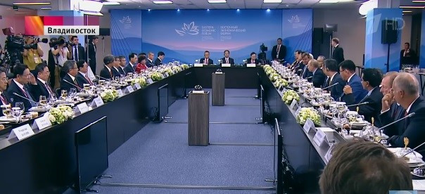 Bà Thái Hương (áo đỏ) tại cuộc gặp Tổng thống Vladimir Putin tại Diễn đàn Kinh tế Phương Đông 2017.