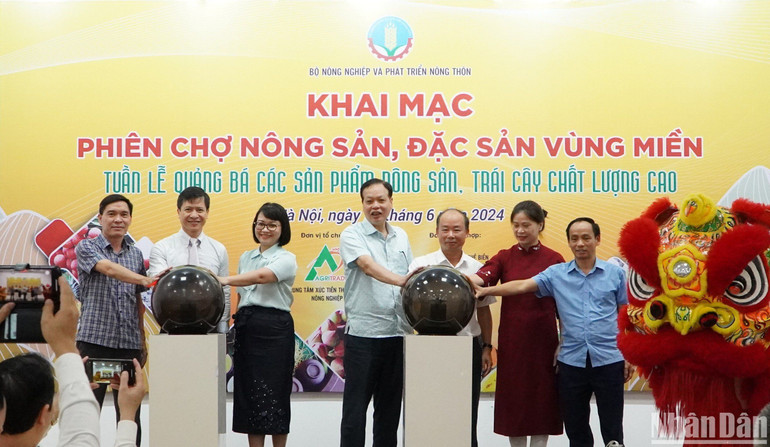 Ấn nút khai mạc phiên chợ nông sản, đặc sản vùng miền 2024.