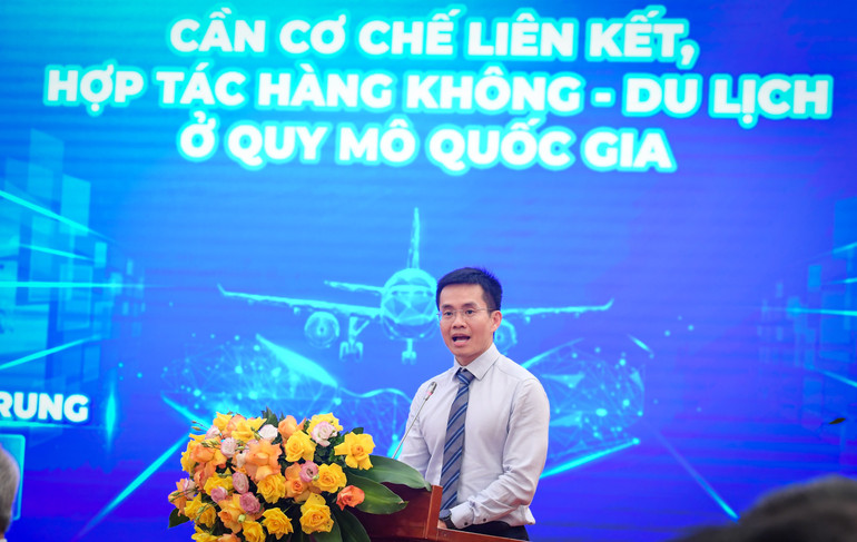 Ông Nguyễn Quang Trung, Trưởng Ban Kế hoạch và Phát triển Vietnam Airlines chia sẻ tại Hội thảo.