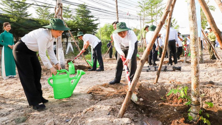 Lãnh đạo tỉnh Bình Dương và các đại biểu trồng cây xanh tại lễ phát động.