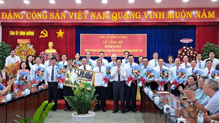 Thường trực Tỉnh ủy Bình Dương trao quyết định thành lập, chúc mừng và trao tặng hoa cho Đảng bộ Khối doanh nghiệp tỉnh.