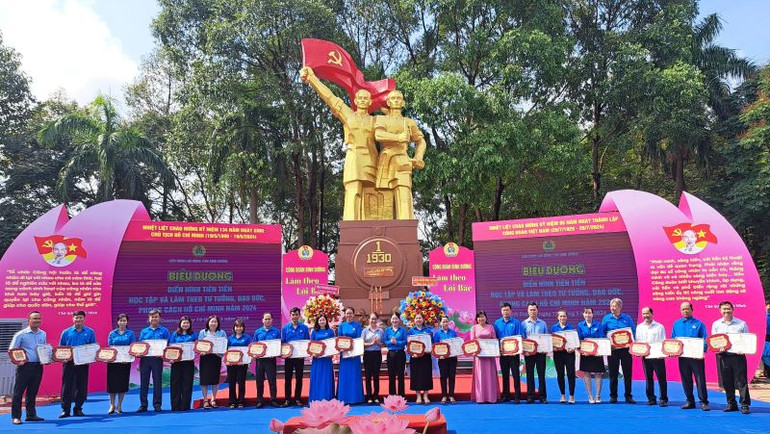 Các cá nhân điển hình tiên tiến trong học và làm theo Bác được tuyên dương, khen thưởng. Các cá nhân điển hình tiên tiến trong học và làm theo Bác được tuyên dương, khen thưởng.