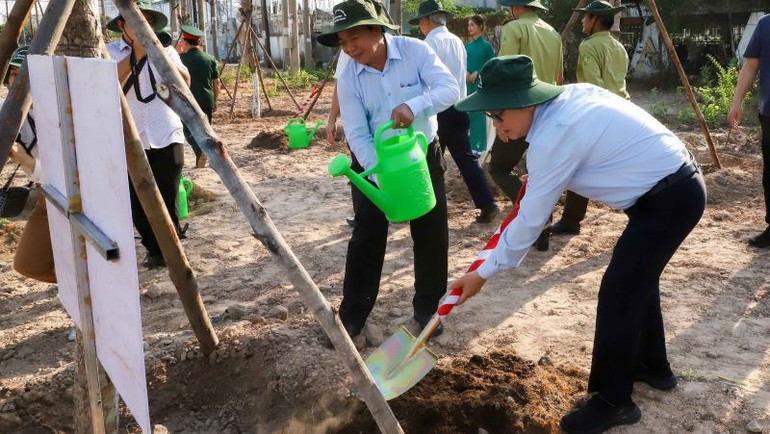 Bí thư Tỉnh ủy Bình Dương Nguyễn Văn Lợi trồng cây xanh tại lễ phát động.