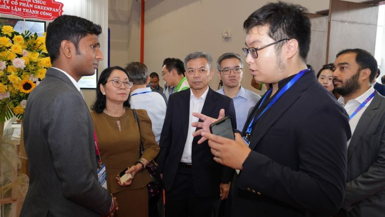 Doanh nghiệp trong nước và doanh nghiệp nước ngoài trao đổi thông tin tại triển lãm. Doanh nghiệp trong nước và doanh nghiệp nước ngoài trao đổi thông tin tại triển lãm.