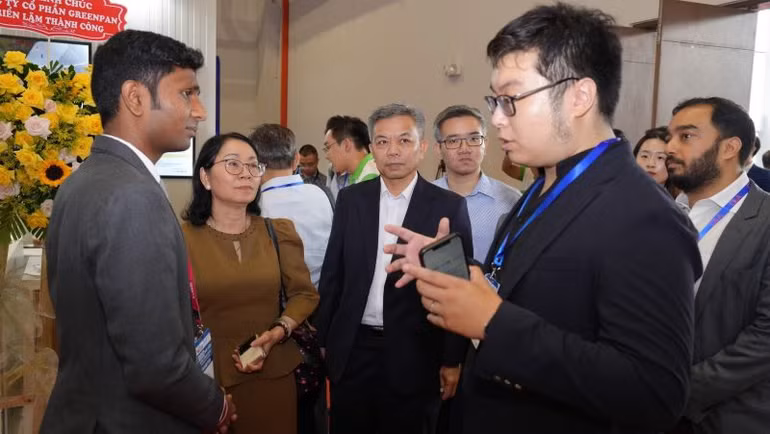 Doanh nghiệp trong nước và doanh nghiệp nước ngoài trao đổi thông tin tại triển lãm.