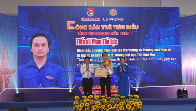 Chủ tịch Ủy ban nhân dân tỉnh Bình Dương tuyên dương "Công dân trẻ tiêu biểu tỉnh Bình Dương" năm 2024.