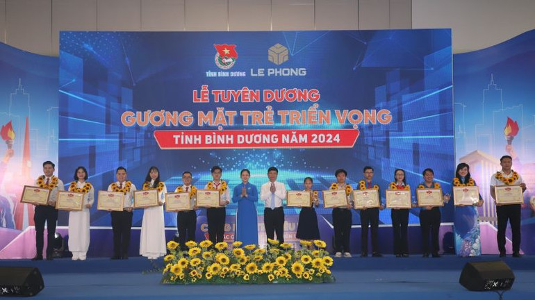 Lãnh đạo tỉnh Bình Dương chụp hình lưu niệm với các cá nhân nhận danh hiệu “Gương mặt trẻ triển vọng tỉnh Bình Dương”.
