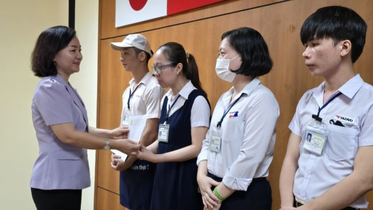 Trưởng Ban Tuyên giáo Tỉnh ủy Bình Dương Trương Thị Bích Hạnh trao tặng quà cho đoàn viên, công nhân lao động Công ty TNHH Yazaki EDS Việt Nam.