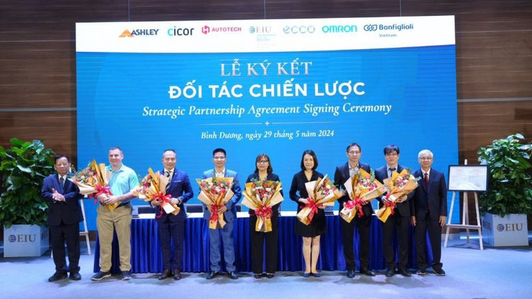 Lãnh đạo Tổng công ty Becamex IDC trao tặng hoa chúc mừng Trường đại học Quốc tế Miền Đông và các doanh nghiệp ký kết đối tác chiến lược.