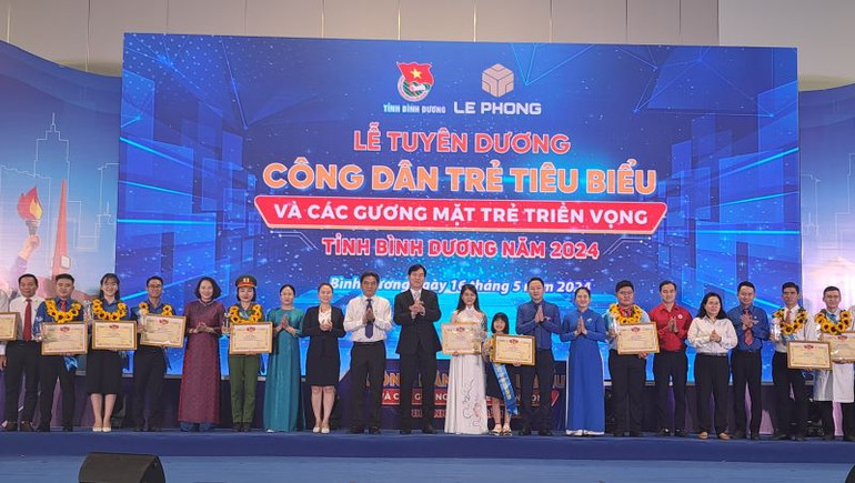 Lãnh đạo tỉnh Bình Dương và các đại biểu chụp hình lưu niệm với các cá nhân nhận danh hiệu “Công dân trẻ tiêu biểu tỉnh Bình Dương”.