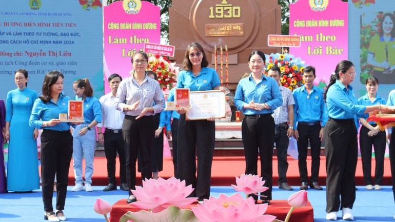 Trao Bằng khen và Biểu trưng cho các cá nhân tiêu biểu. Trao Bằng khen và Biểu trưng cho các cá nhân tiêu biểu.