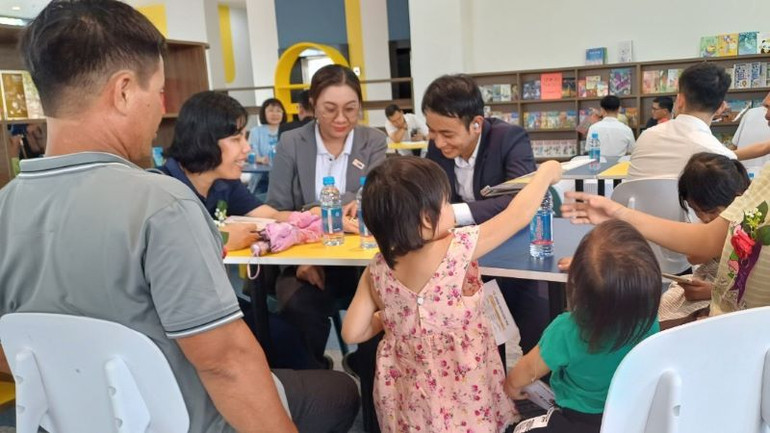 Phụ huynh tìm hiểu thông tin và đăng ký cho con em theo học tại Trường liên cấp B.School.