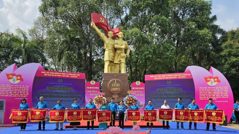 12 tập thể tiêu biểu nhận Cờ toàn diện của Tổng Liên đoàn Lao động Việt Nam tại buổi lễ. 12 tập thể tiêu biểu nhận Cờ toàn diện của Tổng Liên đoàn Lao động Việt Nam tại buổi lễ.