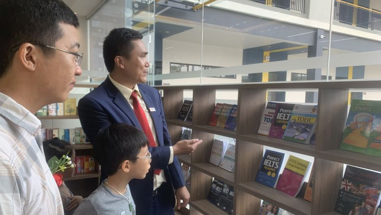 Phụ huynh và học sinh trải nghiệm tại thư viện Trường liên cấp B.School.