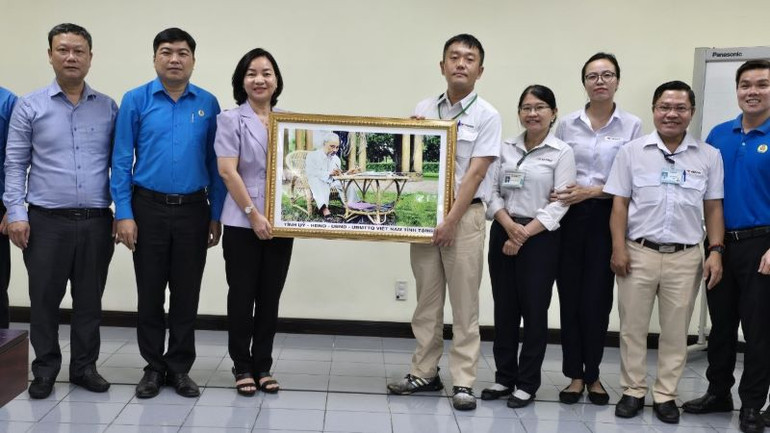 Trưởng Ban Tuyên giáo Tỉnh ủy Bình Dương Trương Thị Bích Hạnh trao tặng tranh Bác Hồ cho đại diện Công ty TNHH Yazaki EDS Việt Nam.