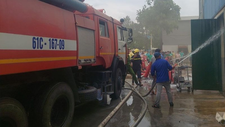 Xe chữa cháy của lực lượng Phòng cháy, chữa cháy chuyên ngành Khu công nghiệp Kim Huy hỗ trợ chữa cháy.