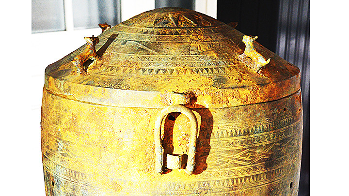Tượng chó săn trên nắp thạp Hoàng Long.