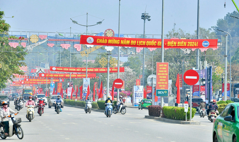 Những ngày tháng 3 trên vùng đất Điện Biên Phủ lịch sử, luôn đỏ thắm mầu cờ, rực rỡ muôn sắc hoa.