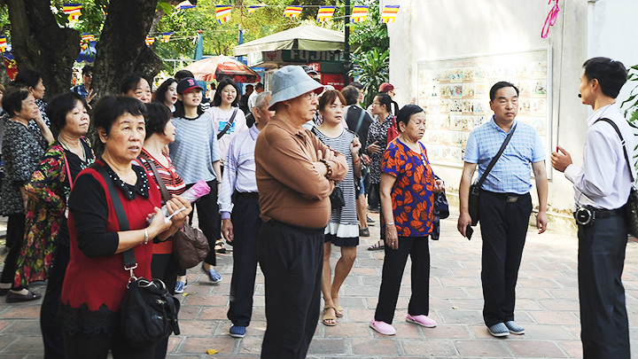 Thu hút và giữ chân du khách là đòi hỏi cấp thiết hiện nay. Ảnh: NAM ANH