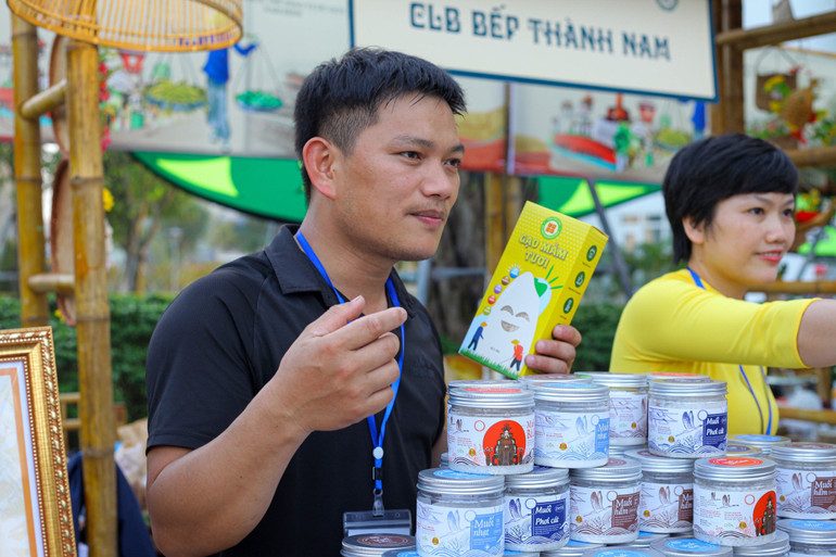 Anh Trường giới thiệu sản phẩm gạo mầm tươi tại hội chợ nông nghiệp.