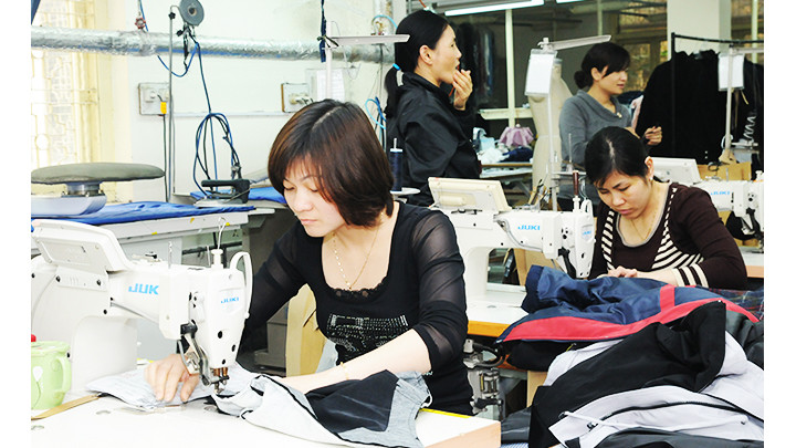 Các doanh nghiệp dệt may mong được tiếp cận nguồn vốn với mức lãi suất thấp hơn. Ảnh: NAM ANH