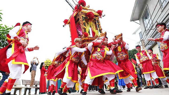 Mỗi kiệu có tám người khênh, hộ tống chung quanh là nhiều thanh niên sẵn sàng thay thế.