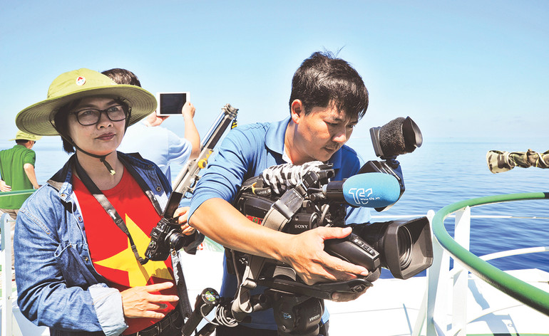 Các phóng viên tác nghiệp tại Trường Sa. Ảnh: NGUYỆT ANH Các phóng viên tác nghiệp tại Trường Sa. Ảnh: NGUYỆT ANH