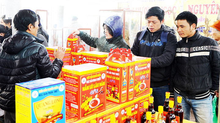 Giới thiệu, quảng bá sản phẩm của các doanh nghiệp tư nhân. Ảnh: HẢI NAM