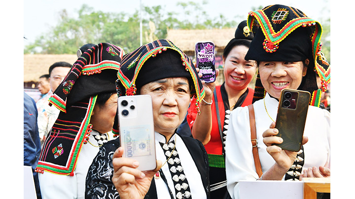 Háo hức xem hội. Háo hức xem hội.