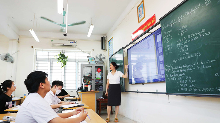 Giáo viên Trường THCS Ngọc Lâm (quận Long Biên, Hà Nội) cùng học sinh ôn luyện môn Toán cho kỳ thi tuyển sinh vào lớp 10 THPT công lập. Ảnh: TTXVN Giáo viên Trường THCS Ngọc Lâm (quận Long Biên, Hà Nội) cùng học sinh ôn luyện môn Toán cho kỳ thi tuyển sinh vào lớp 10 THPT công lập. Ảnh: TTXVN