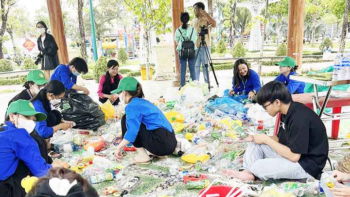 Các thành viên câu lạc bộ tái chế rác thải nhựa thành đồ dùng có ích.