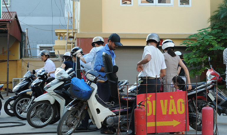 Các doanh nghiệp bán lẻ xăng, dầu gặp khó trong việc lựa chọn công nghệ khi xuất hóa đơn. Ảnh: NGUYỆT ANH