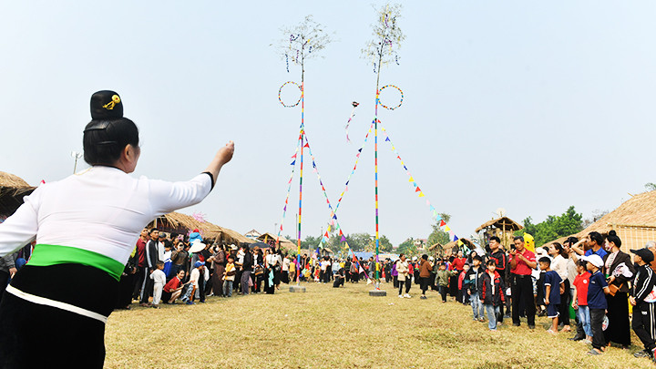 Hội thi ném còn. Hội thi ném còn.