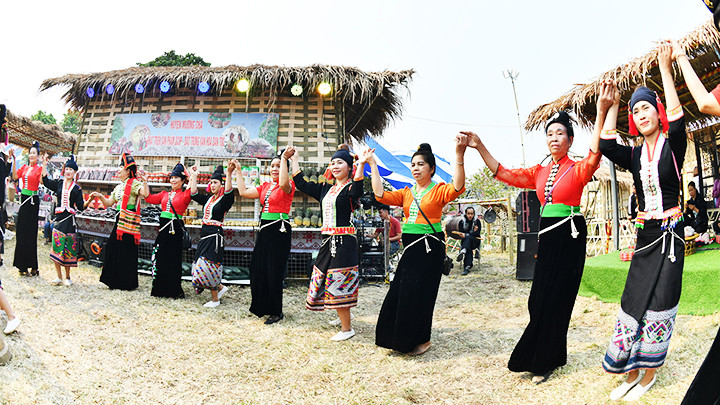 Biểu diễn múa xòe tại không gian văn hóa vùng cao của huyện Mường Chà, tỉnh Điện Biên. Biểu diễn múa xòe tại không gian văn hóa vùng cao của huyện Mường Chà, tỉnh Điện Biên.