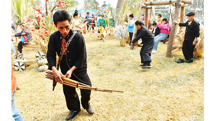 Biểu diễn múa khèn. Biểu diễn múa khèn.