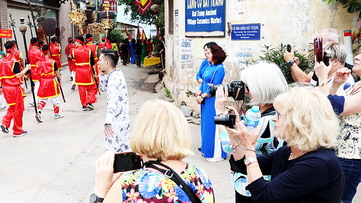 Nhiều du khách quốc tế thích thú theo dõi các hoạt động của lễ hội.