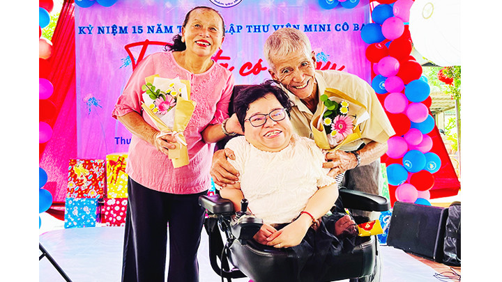 Chị Thảo cùng ba mẹ tại lễ kỷ niệm 15 năm ngày thành lập Thư viện mini cô Ba. Chị Thảo cùng ba mẹ tại lễ kỷ niệm 15 năm ngày thành lập Thư viện mini cô Ba.