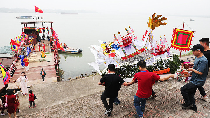 Lễ rước nước được thực hiện trang nghiêm trên phà giữa sông Hồng.