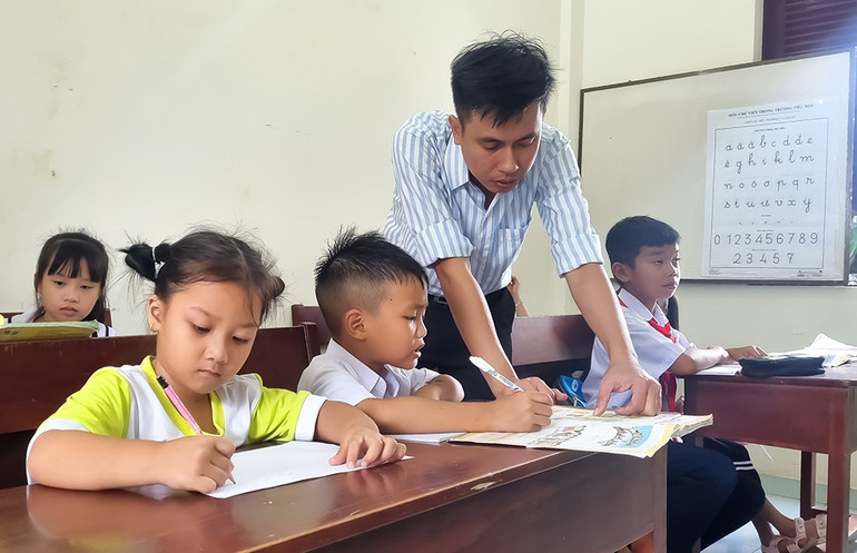 Thầy và trò Trường tiểu học xã Sinh Tồn. Thầy và trò Trường tiểu học xã Sinh Tồn.