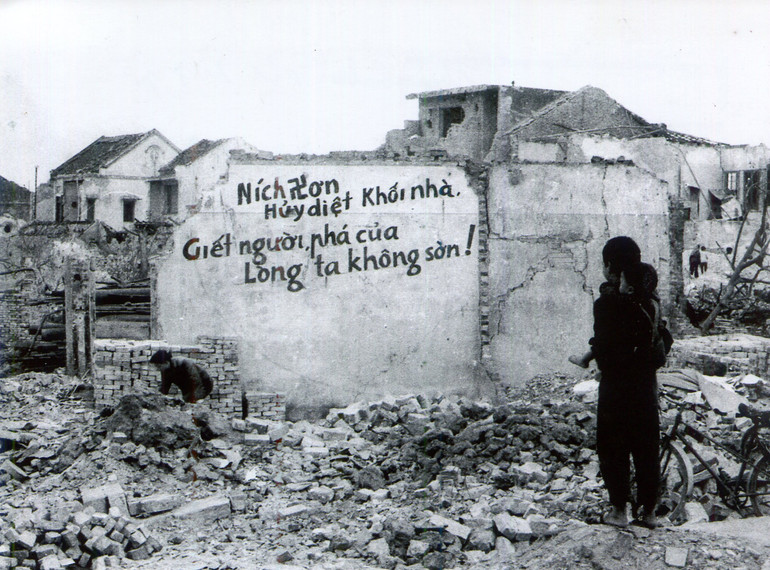 Mảnh tường còn sót lại ở Khâm Thiên thách thức Ních-xơn.