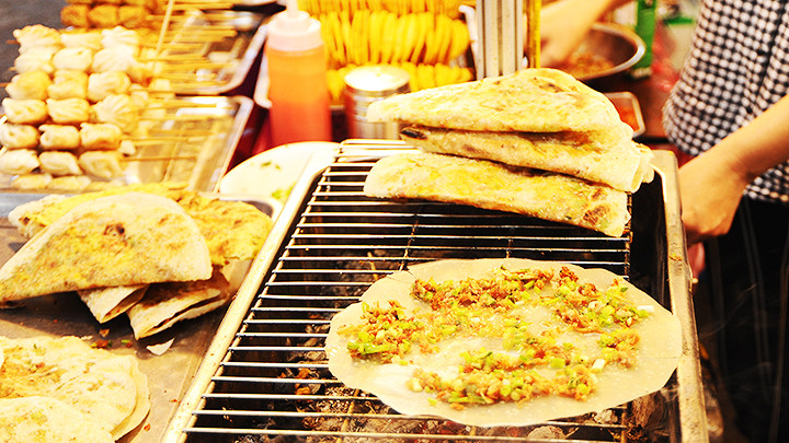 Nhiều hàng quán chế biến, bảo quản thực phẩm ngay dưới lòng lề đường.Ảnh: HẢI NGUYỄN