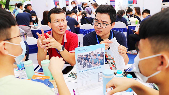 Hoạt động tư vấn tuyển sinh tại Trường đại học Phenikaa.