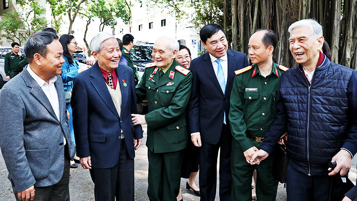 Thiếu tướng Nguyễn Tụ (thứ ba từ trái sang) trong cuộc gặp mặt tại Báo Nhân Dân. Ảnh: LÊ MINH