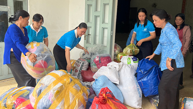 Phụ nữ huyện Châu Thành, tỉnh Bến Tre tiếp nhận hàng hóa ủng hộ đồng bào miền bắc bị thiệt hại do bão số 3. (Ảnh HOÀNG TRUNG)