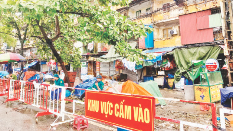 Khu chung cư A 7 Vạn Mỹ (Hải Phòng) bị nghiêng do ảnh hưởng của bão số 3, toàn bộ người dân phải di dời đến nơi tạm cư.