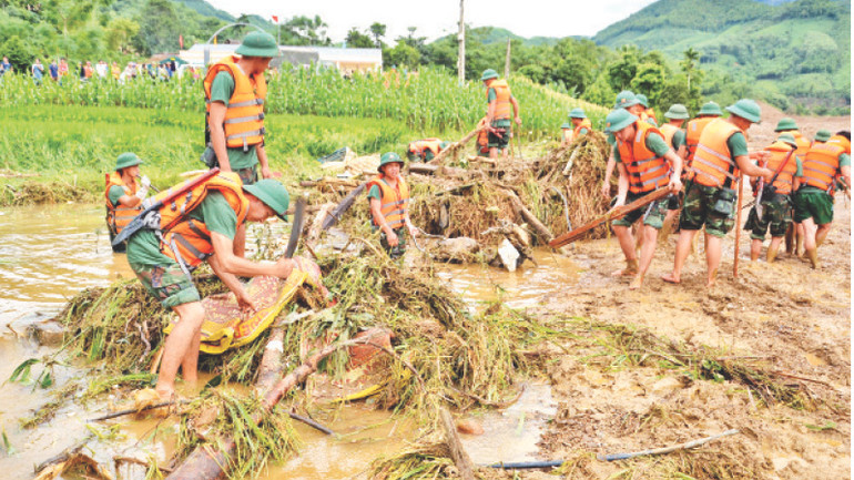 Khẩn trương thu dọn tại khu vực Làng Nủ.
