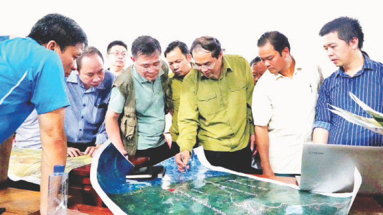 Lãnh đạo tỉnh Lào Cai cùng Hội Kiến trúc sư Việt Nam, lãnh đạo các sở, ngành và huyện Bảo Yên trao đổi phương án xây dựng khu tái định cư.